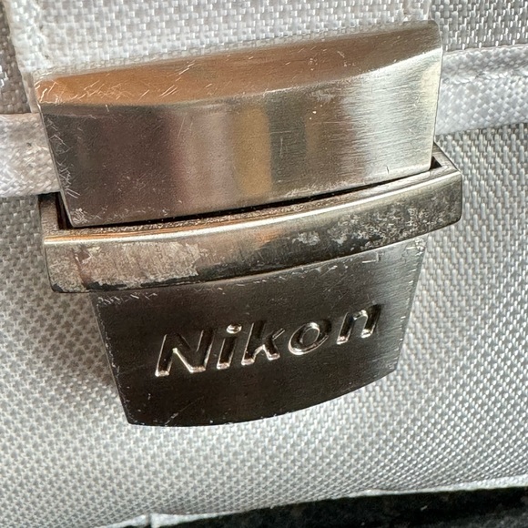 Nikon 1 Series Deluxe Digital Camera CASE in Silver - Picture 8 of 10